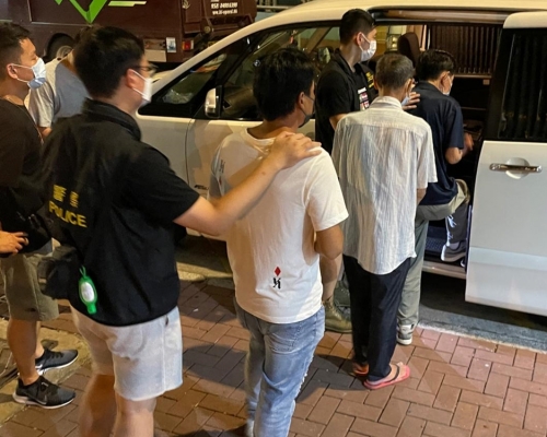 警方於荃灣拘4名男子涉街頭聚賭。警方圖片
