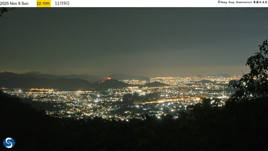 遠至嘉道理農場暨植物園亦可見到山火。天文台圖片 遠至嘉道理農場暨植物園亦可見到山火。天文台圖片