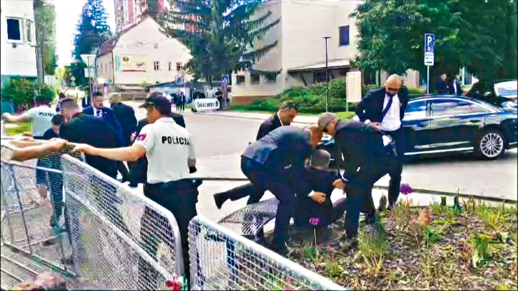 斯洛伐克总理菲佐周三遭枪击后，由保安人员将他（中）抬向一辆汽车。