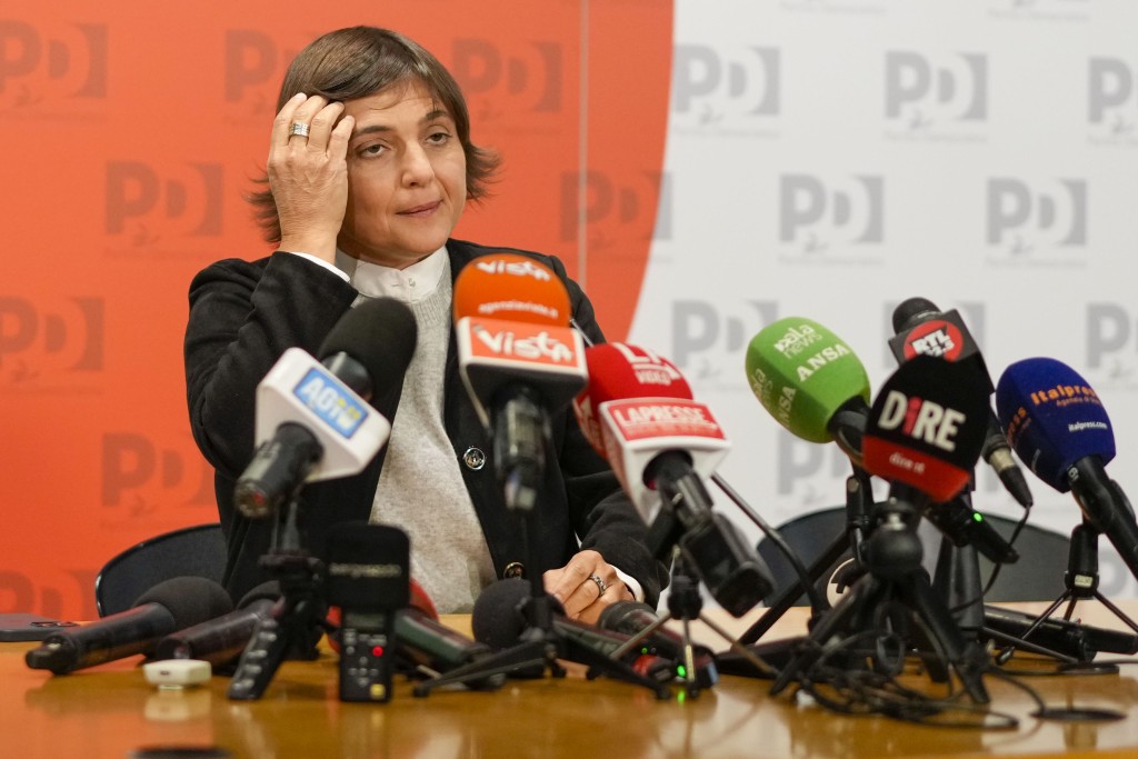 意大利民主黨羅馬總部計票後，黨員塞拉基亞尼向記者發表講話。AP