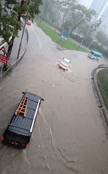 水深浸過半個車胎。網上圖片