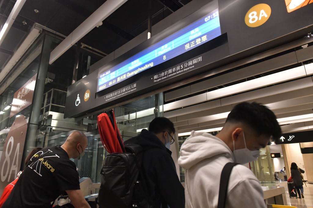 由香港開往廣州東的列車，上午約8時由西九開出。有市民入閘準備上車。（陳極彰攝）