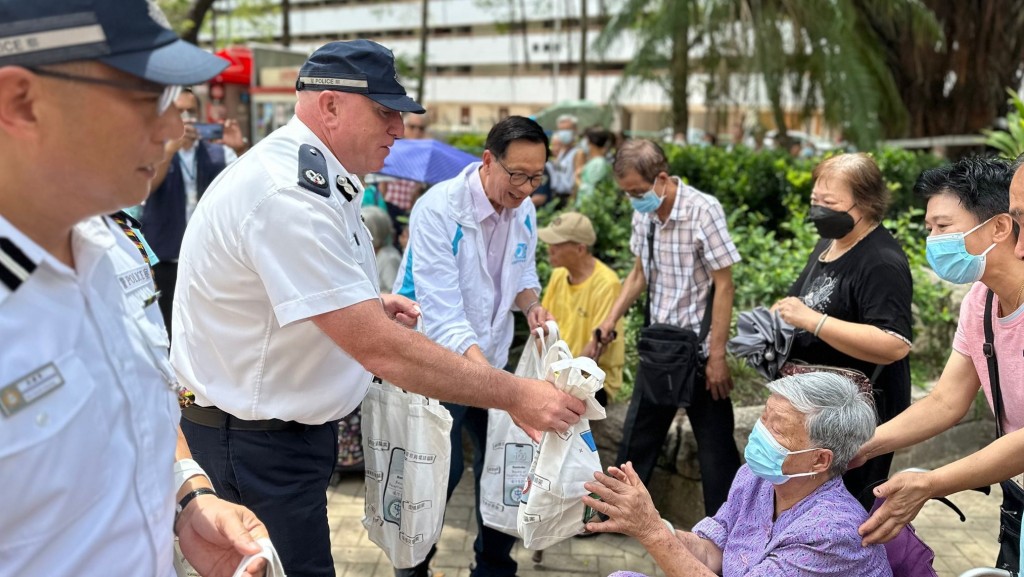 警方到區內向長者派發防騙宣傳單張及福袋。