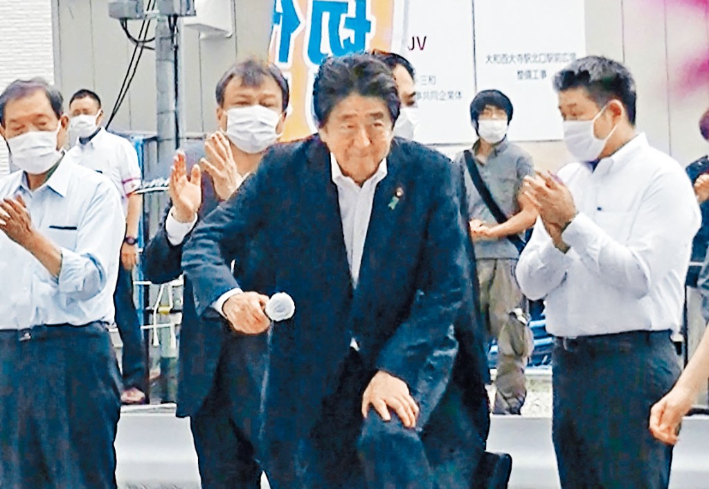 安倍晉三上周五在奈良市演說時,疑兇站在其身後。