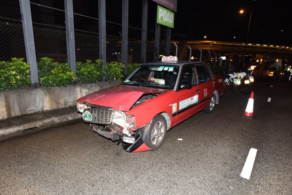的士車頭嚴重損毀。