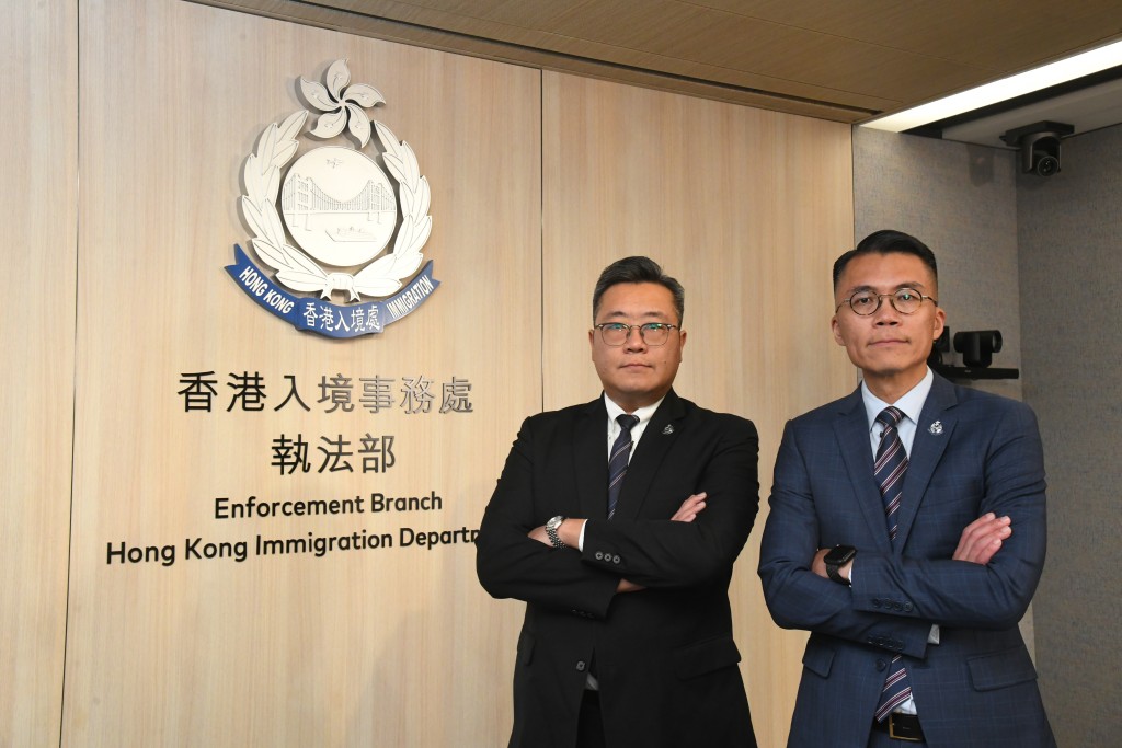 入境處特遣隊指揮官李烱超(左)、助理首席入境事務主任 (反恐及情報)吳海量(右)介紹網絡罪案及法證調查小組的工作。 入境處特遣隊指揮官李烱超(左)、助理首席入境事務主任 (反恐及情報)吳海量(右)介紹網絡罪案及法證調查小組的工作。