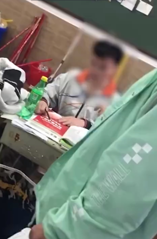 男生掛住玩手機拒交出。 網圖