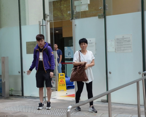 死者的親屬及一批工友，到葵涌殮房認屍，神情哀傷。 歐陽偉光攝