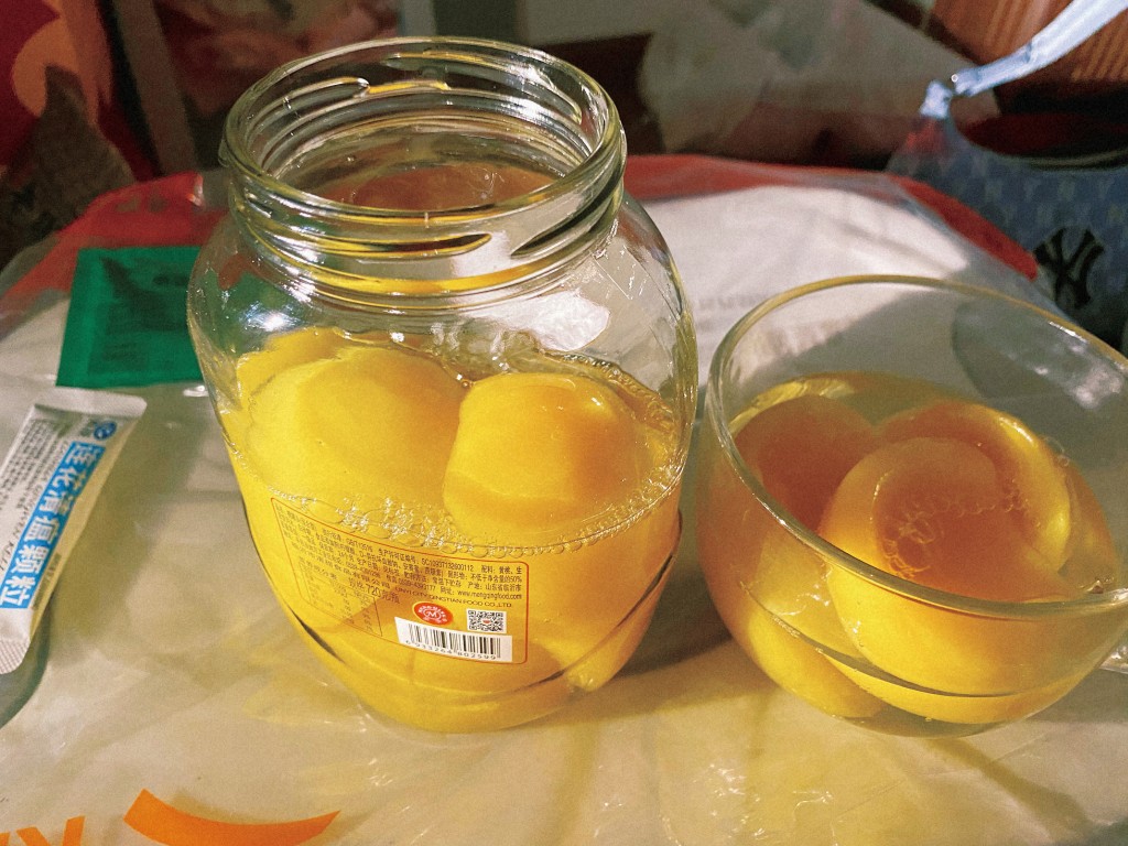 有医生提醒，有几类人不适宜吃黄桃罐头，包括咳嗽严重、糖尿病、肾病、胃炎患者，以及有过敏体质的人。微博
