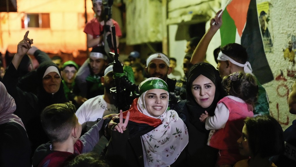 親友夾道歡迎獲釋的巴勒斯坦女子。 美聯社