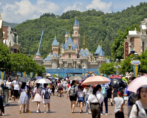 姓周被告被控於今年8月，以員工證先讓親友從員工通道進入迪士尼，其後再「拍卡」讓自己進入樂園。