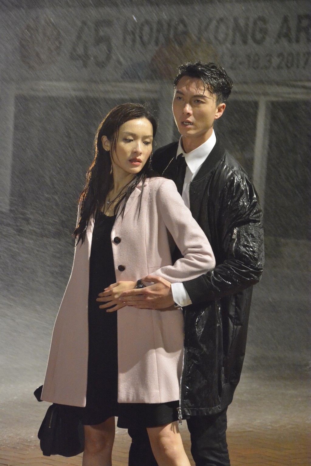 李佳芯于2012年约满离有线，转投TVB，同时改名“李佳芯”，后来她专注拍剧，《与谍同谋》、《踩过界》等大受欢迎。