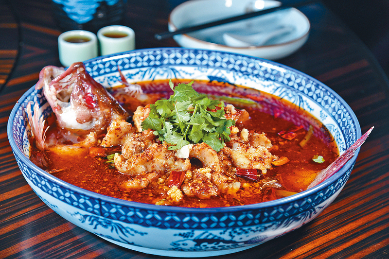 水煮原條東星 高湯加香料、辣椒及醬料調成又香又麻的水煮湯汁,凸顯東星魚肉的鮮嫩清甜。