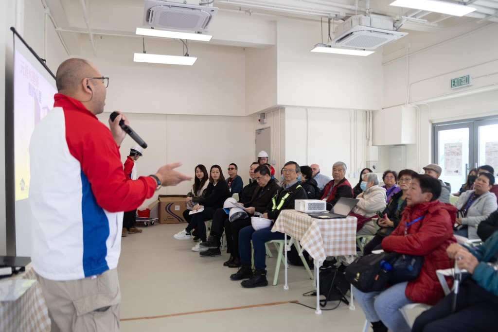 也有仍在「心思思」的市民，即場與我們同事跟進申請細節。