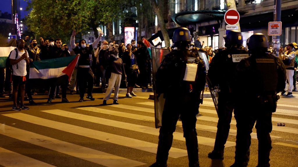 示威者在巴黎街頭與法國憲兵對峙。路透社