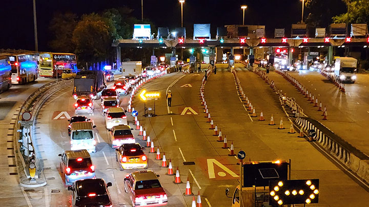 將軍澳隧道午夜起免費，人員事前到場更換指示牌及逐步封閉多條行車路進行調整。