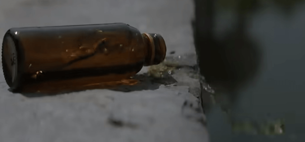 氰化物可令細胞無法正常利用氧氣,中毒者可能迅速出現頭暈、抽搐、呼吸困難及失去知覺,嚴重者會在短時間內心肺衰竭。 氰化物可令細胞無法正常利用氧氣,中毒者可能迅速出現頭暈、抽搐、呼吸困難及失去知覺,嚴重者會在短時間內心肺衰竭。