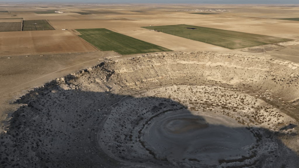 受極端氣候乾旱及人為過度抽取地下水影響,土耳其近年湧現大量不同形狀的巨大天坑,總數已接近 700 個。路透社 受極端氣候乾旱及人為過度抽取地下水影響,土耳其近年湧現大量不同形狀的巨大天坑,總數已接近 700 個。路透社