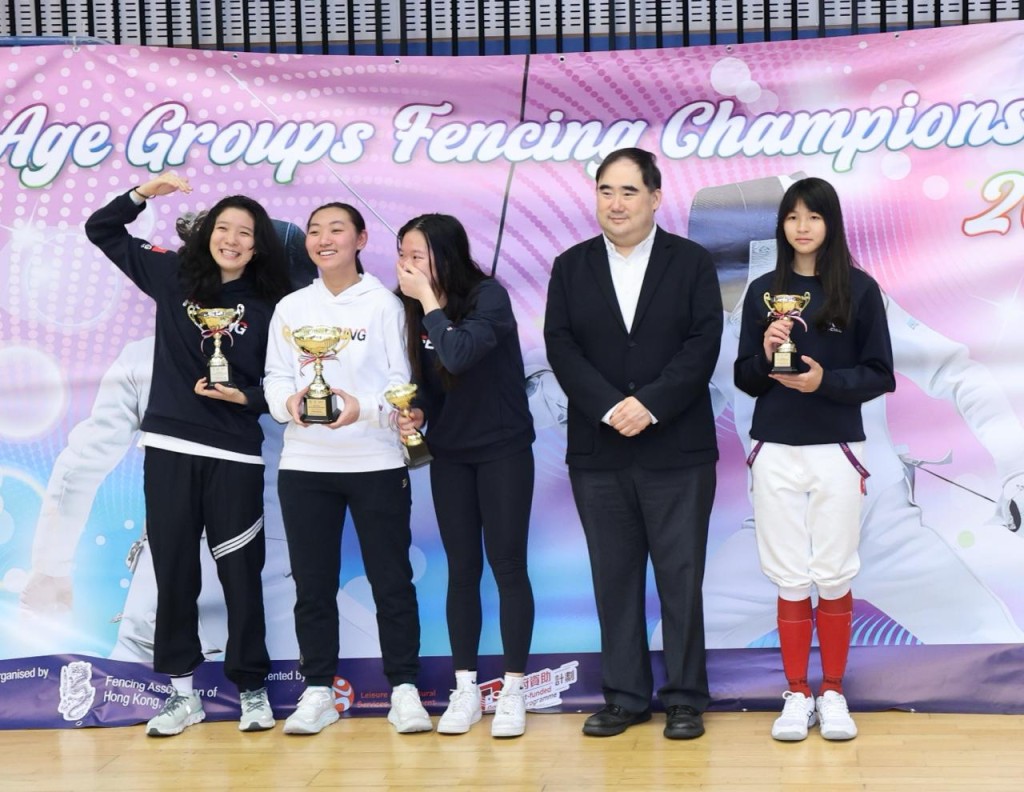 女重「青年組」頒奬：冠軍：吳琬琳（左二）、亞軍：吳海諦（左一）。徐嘉華攝