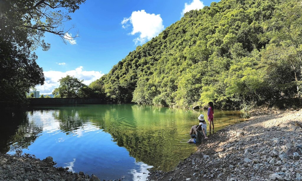 要玩水的話，除了要小心溪流，亦不要留下垃圾外， 也應盡量使用對環境友善的防曬及防蚊用品，以免污染溪澗。（圖片授權：Chris Tai）