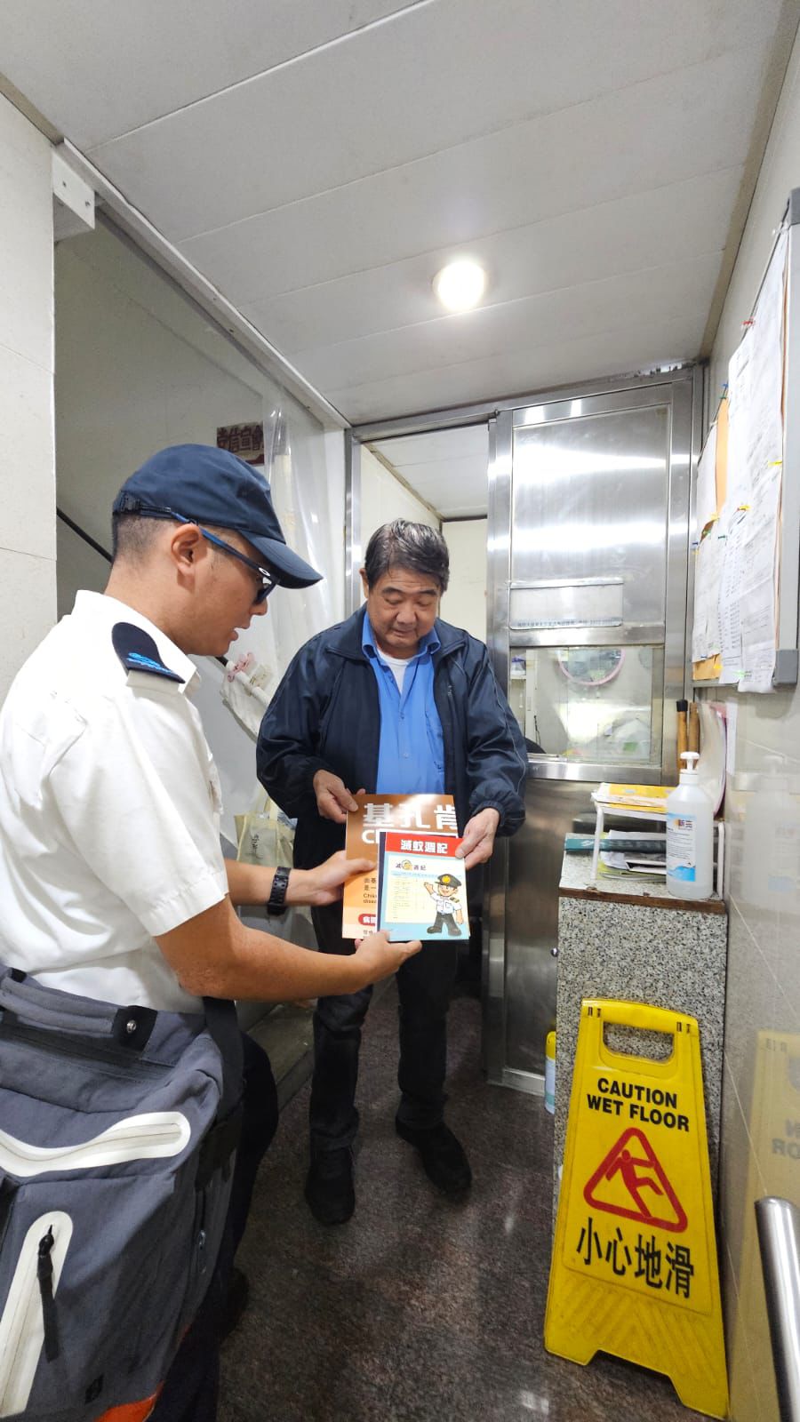 巡查患者居所的半徑250米範圍內住宅大廈(包括鳳德邨),提醒有關物業及屋苑管理處加強防蚊滅蚊工作。食環署FB 巡查患者居所的半徑250米範圍內住宅大廈(包括鳳德邨),提醒有關物業及屋苑管理處加強防蚊滅蚊工作。食環署FB
