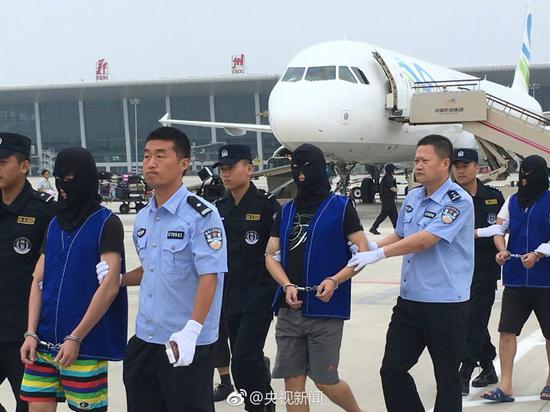 14名疑犯今日被河南警方押解回內地。網圖