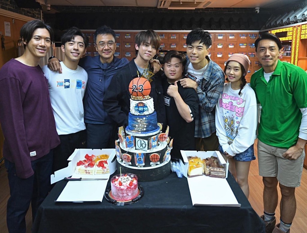 姜濤為《季前賽》開工，大家送咗個籃球蛋糕同佢慶祝。