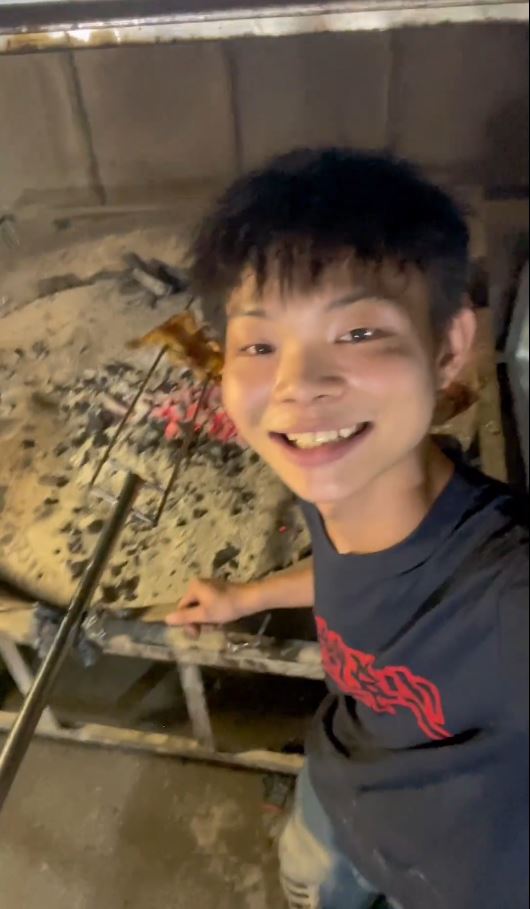 小陳年僅16歲已創業開烤雞檔，日賣百雞營收約萬元人民幣。抖音
