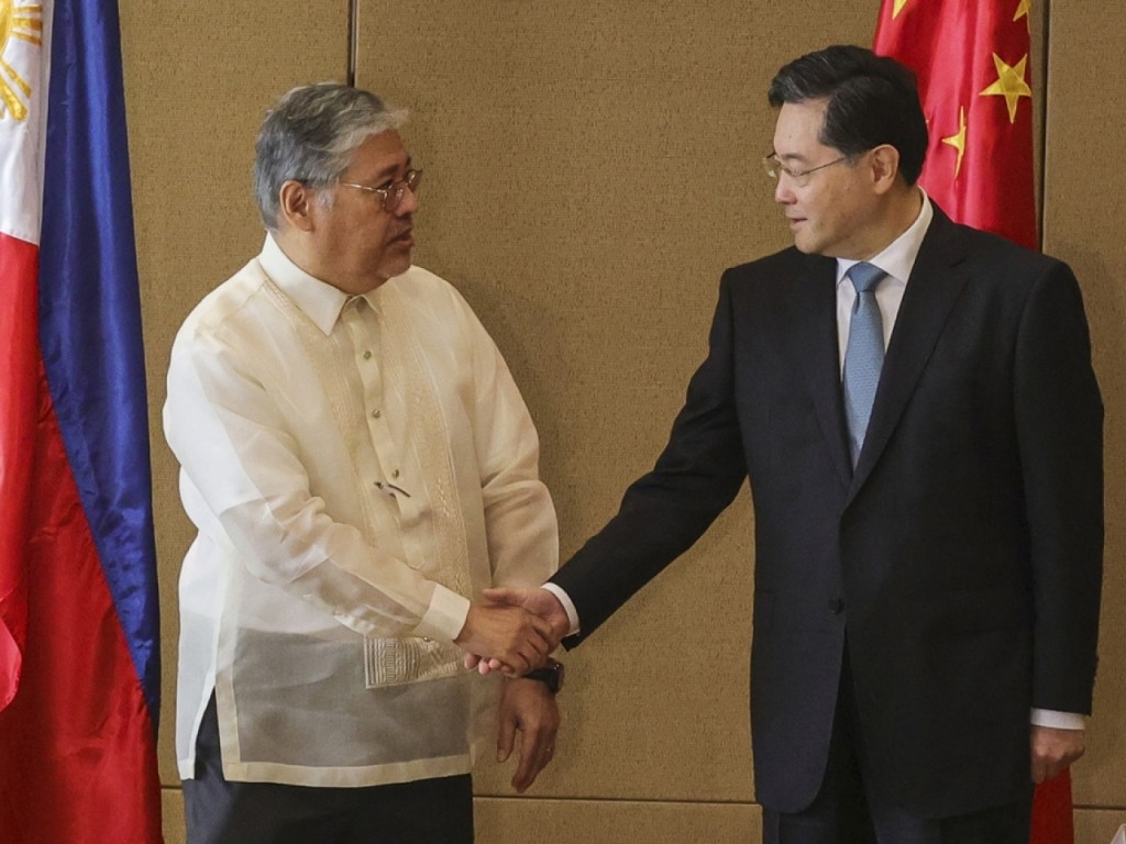 秦剛與菲律賓外長馬納羅會談。美聯社