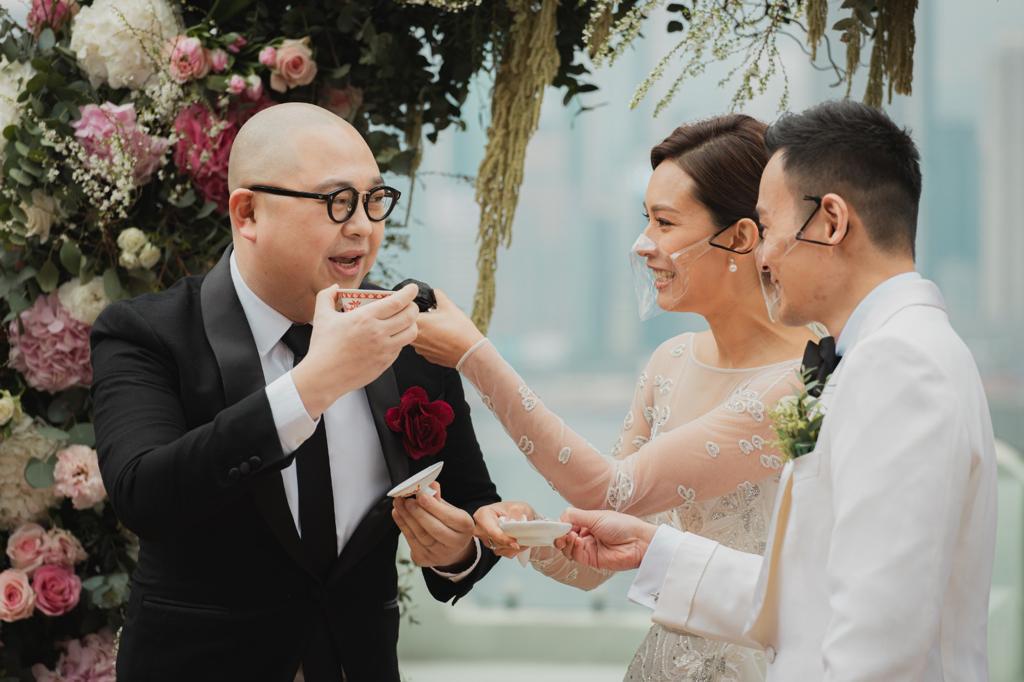 新郎新娘向 Bob奉茶。