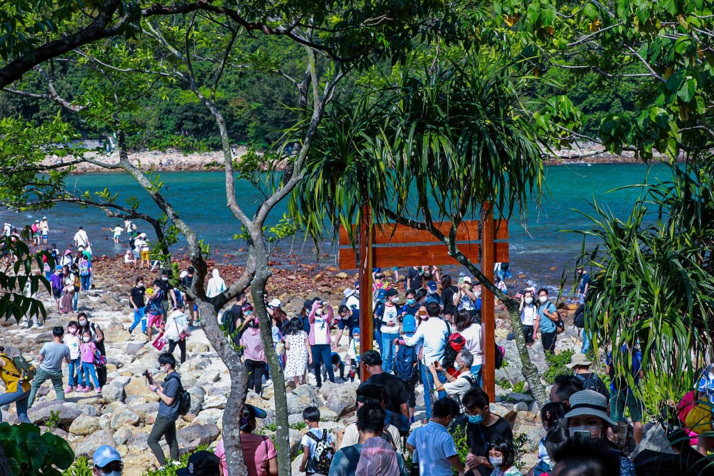 復活節長假期，橋咀島人頭湧湧。香港行山新手交流區FB圖片