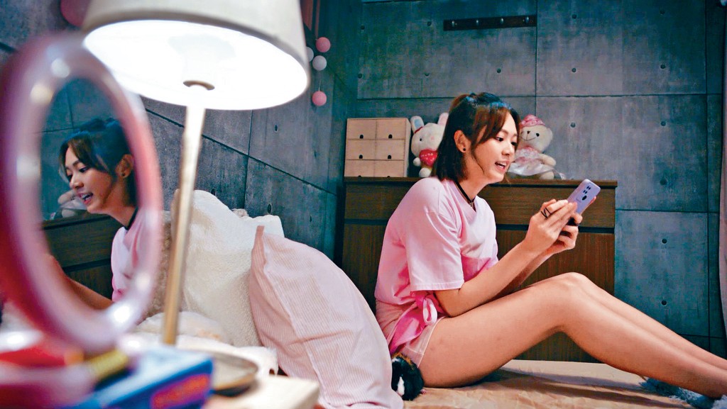 游游的「居家青春長腿」裝扮十分矚目！