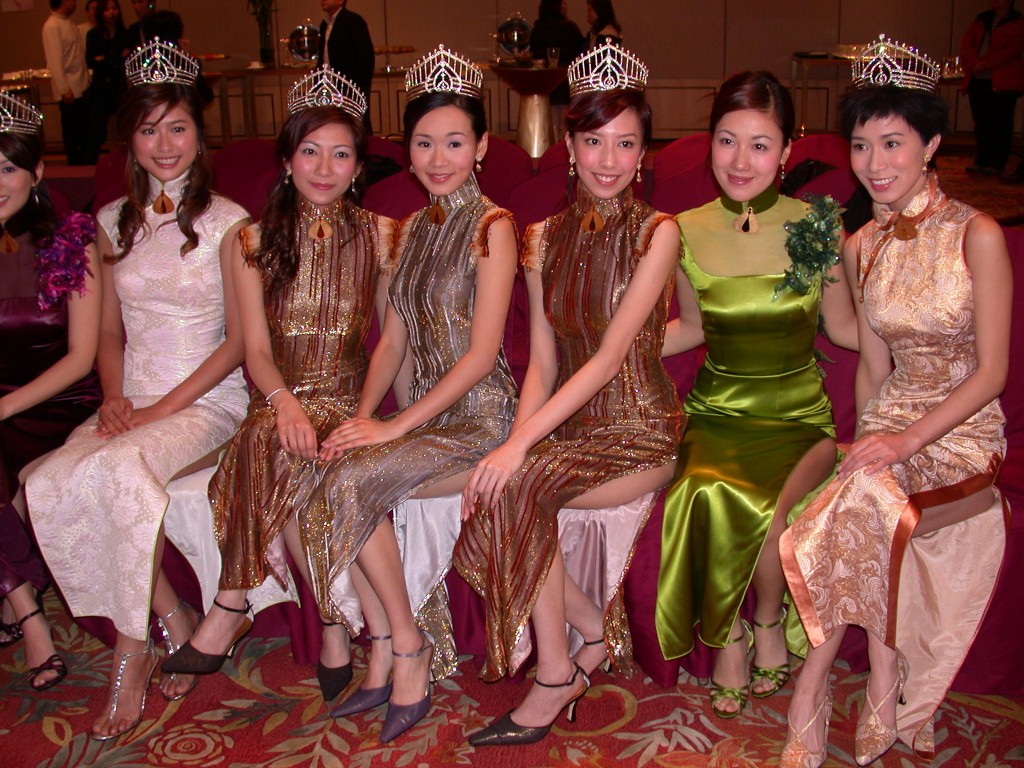 佘诗曼（右一）1997年当选香港小姐季军后，不久就得到拍剧机会。