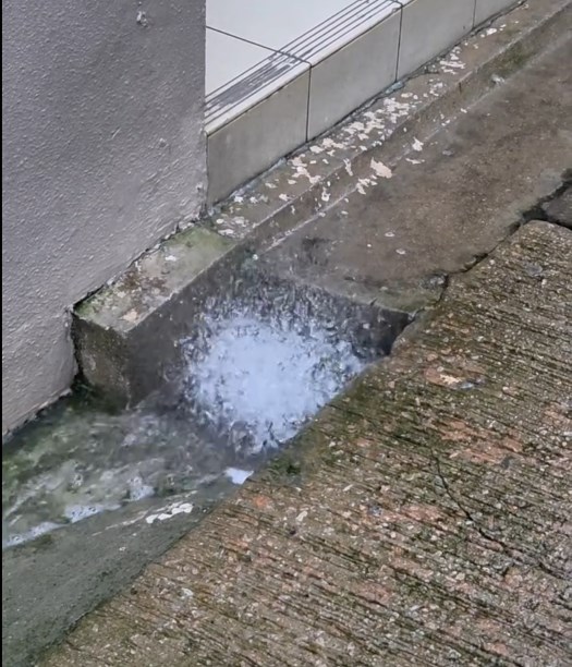 網民:黑雨,渠口爆水。lamkiuwai @Threads截圖 網民:黑雨,渠口爆水。lamkiuwai @Threads截圖