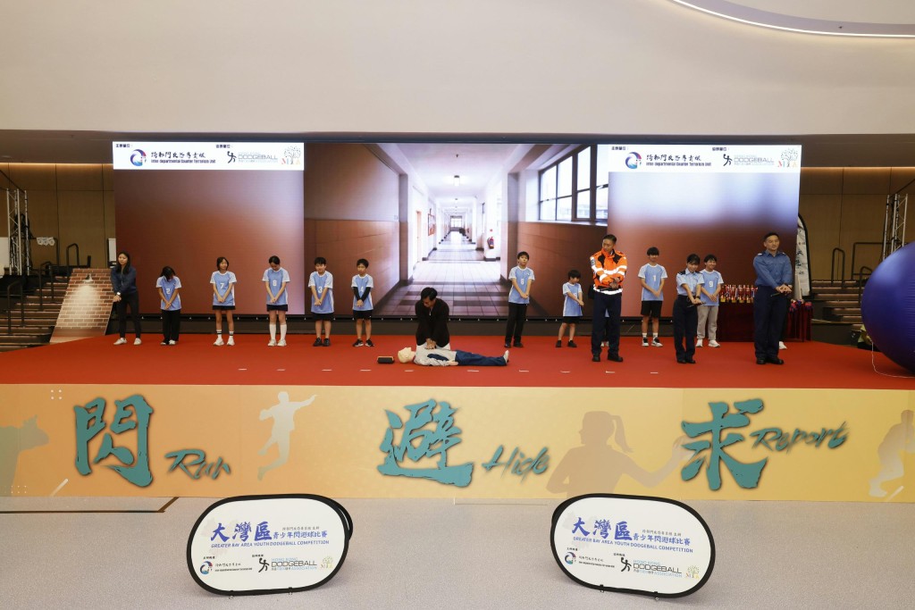 跨部门反恐专责组向在场人士作紧急应变示范。