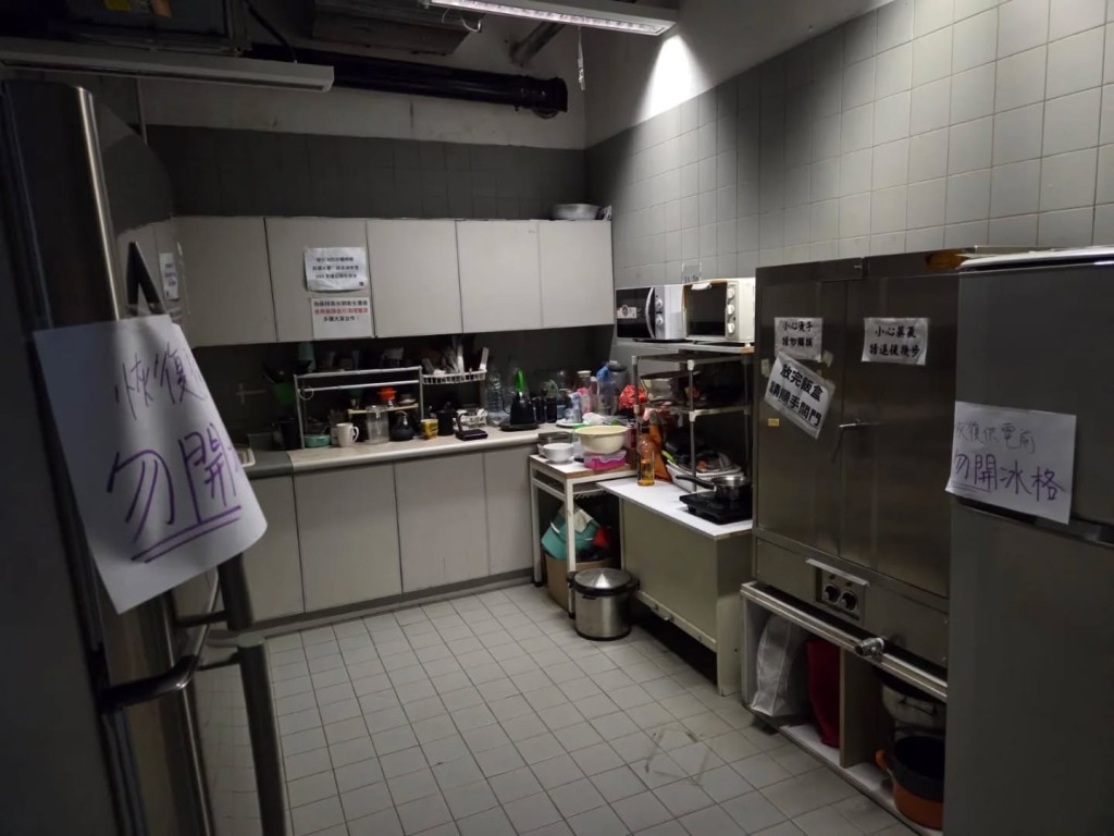 雪櫃貼上告示,提醒復電前切勿打開。香港兆基創意書院fb 雪櫃貼上告示,提醒復電前切勿打開。香港兆基創意書院fb