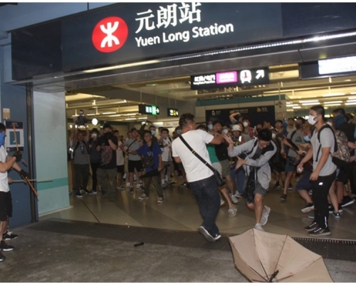 車長被質疑處理白衣人事件失當。網圖
