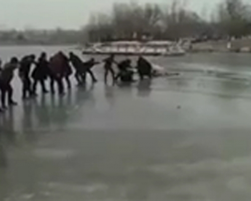 近20名男女老幼遊人，在冰面手拉手，合力將墮湖的小孩及其家人救起。 網上圖片