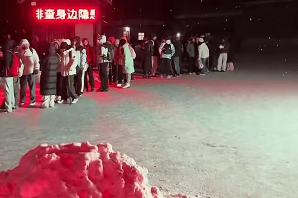 1月2日晚,陝西太白山數百遊客滯留。 1月2日晚,陝西太白山數百遊客滯留。