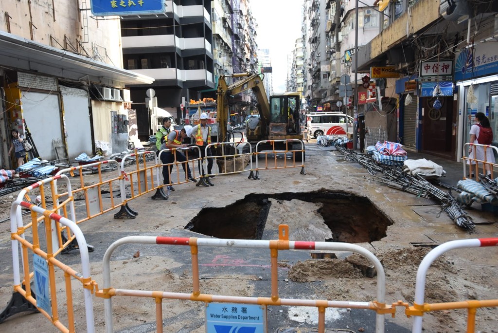 旺角登打士街爆水管，路中心現大窿。