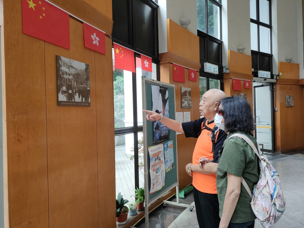 78岁蔡伯伯带着76岁视障妻子重游高街旧地，细味中西区雀仔桥历史。