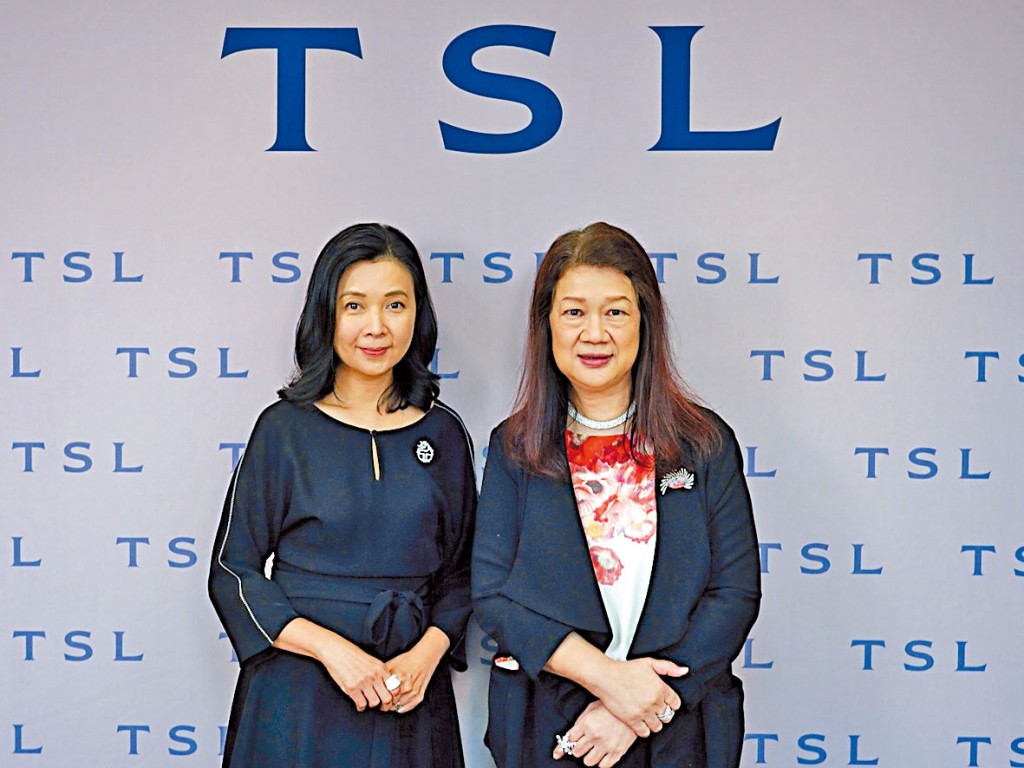 謝瑞麟主席及行政總裁謝邱安儀（左）、副主席伍綺琴（右）。