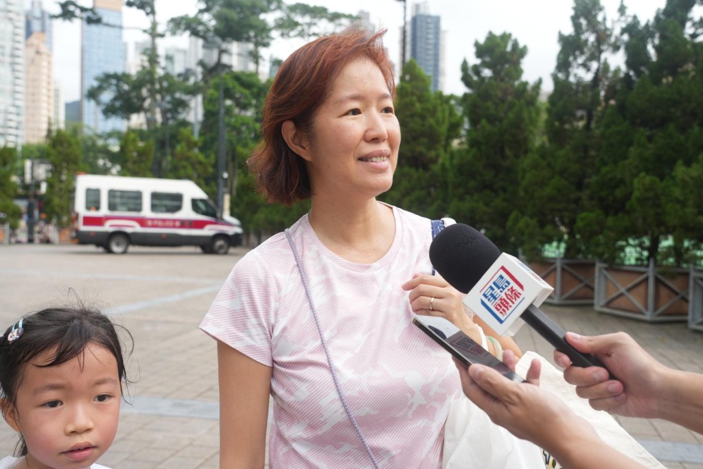 何太對國家隊訪港感榮耀，希望他們與港人有更多互動，宣揚運動風氣。歐樂年攝