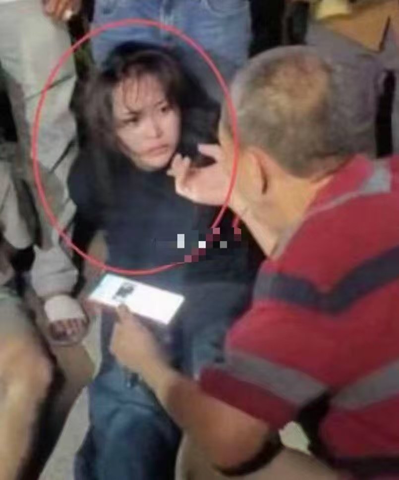 網上流傳相片,有人觸碰女疑犯的臉頰。 網上流傳相片,有人觸碰女疑犯的臉頰。