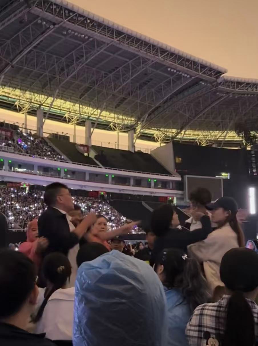 五月天長沙演唱會觀眾爆發激烈衝突。抖音@誇我美就行了 五月天長沙演唱會觀眾爆發激烈衝突。抖音@誇我美就行了