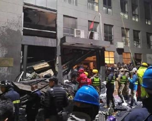 浙江海寧市一間印染廠污水罐發生爆炸後倒塌。（網圖）