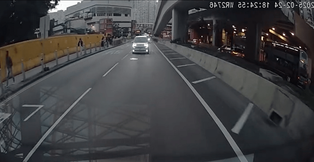 肇事私家車沿左線行駛。fb：車cam L（香港群組）