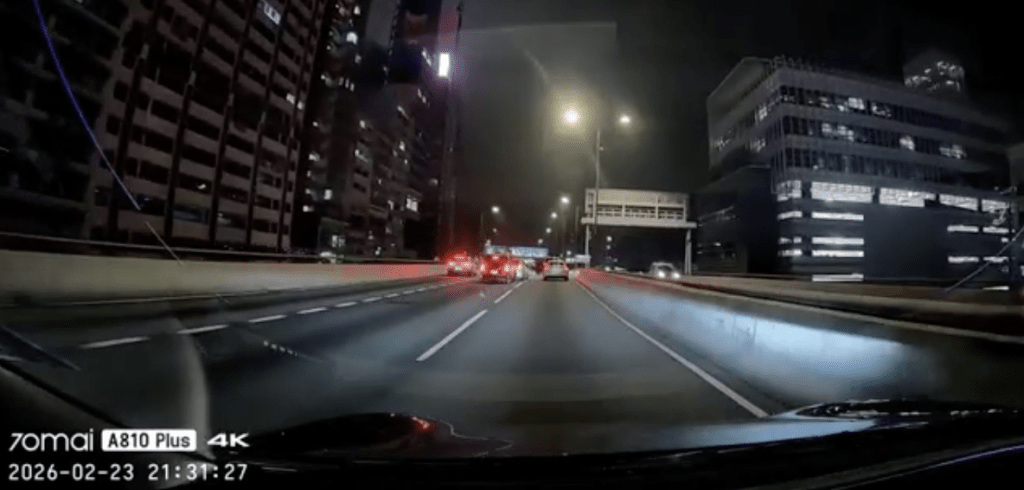 有其他車輛的車CAM拍到車禍一刻,只見肇事私家車在路中似突然減速,尾隨的士疑收掣不及撞個正著。 有其他車輛的車CAM拍到車禍一刻,只見肇事私家車在路中似突然減速,尾隨的士疑收掣不及撞個正著。