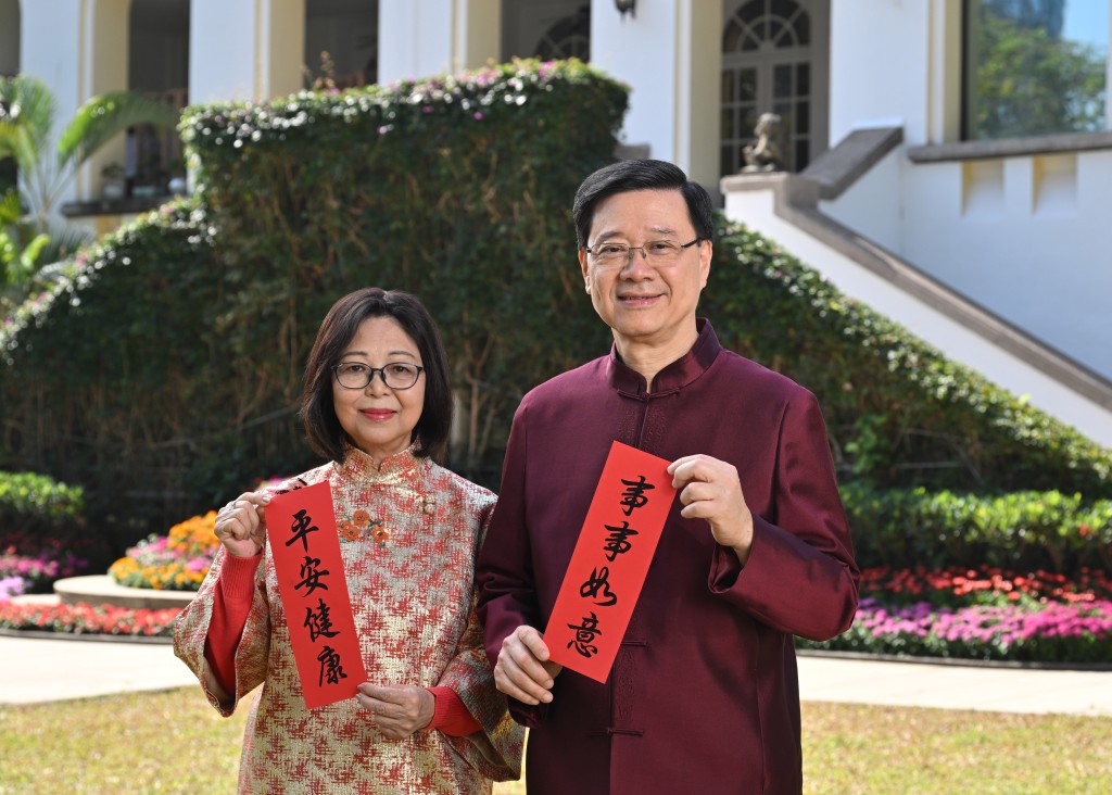 踏入馬年，李家超表示，香港將繼續以靈活穩健的步伐、馬不停蹄、把握機遇，跨越挑戰，推動香港邁步向前。