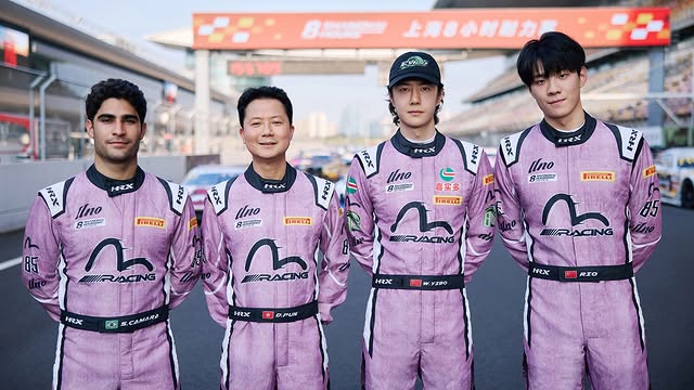 王一博（戴帽者）是職業賽車手。 IG